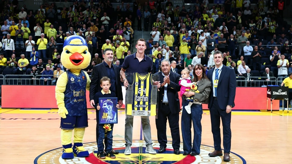 Fenerbahçe, eski basketbolcusu Jan Vesely için veda töreni düzenledi