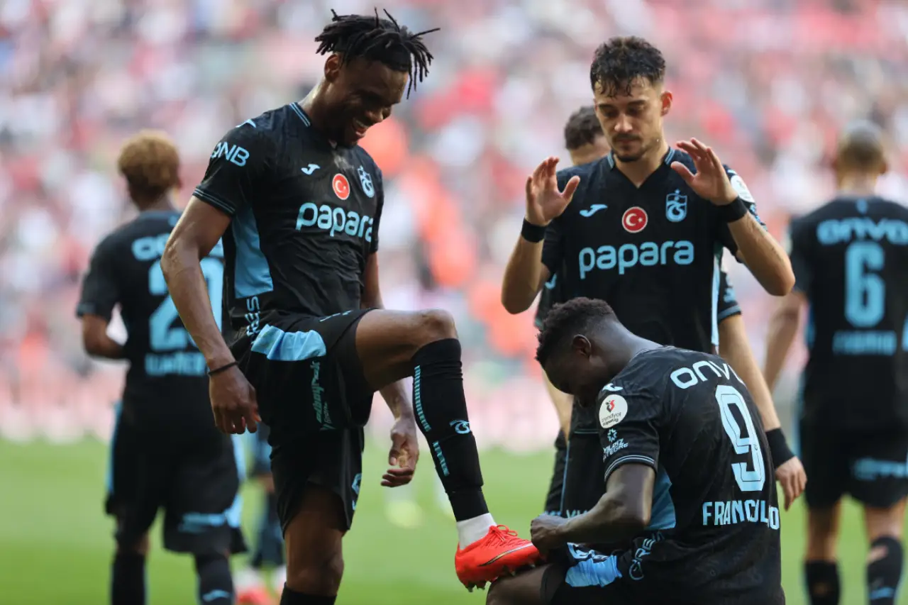 Süper Lig 9'uncu hafta maçı: Çaykur Rizespor-Trabzonspor maçının ilk 11'leri belli oldu