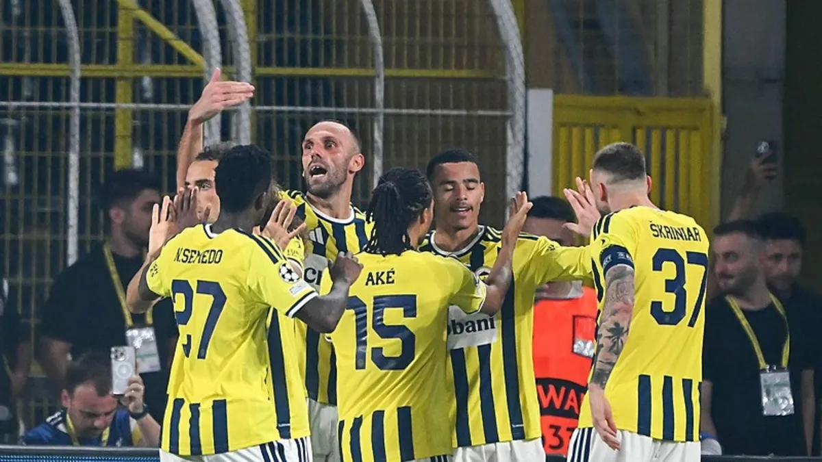 Fenerbahçe Süper Lig'de ilk galibiyetini arıyor! İşte İsmail Kartal'ın TÜMOSAN Konyaspor maçı 11'i