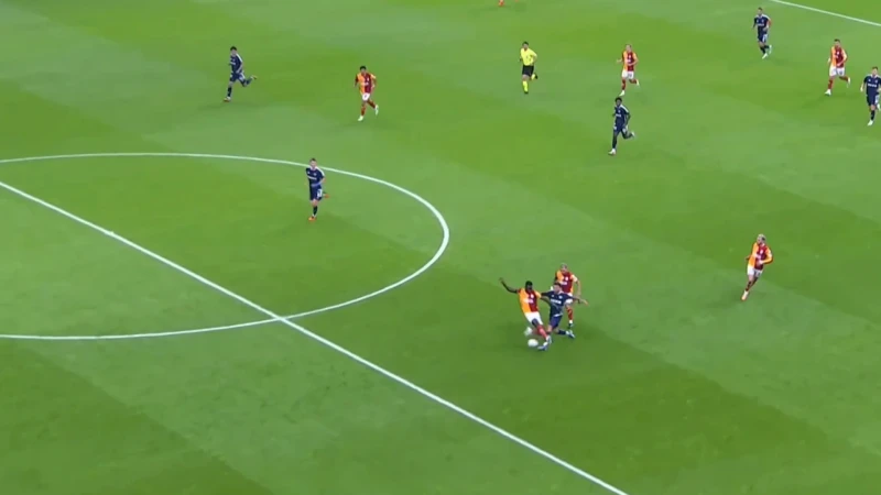 Davinson Sanchez’in Ali Yavuz Kol’a yaptığı sert müdahale kırmızı kart mı?