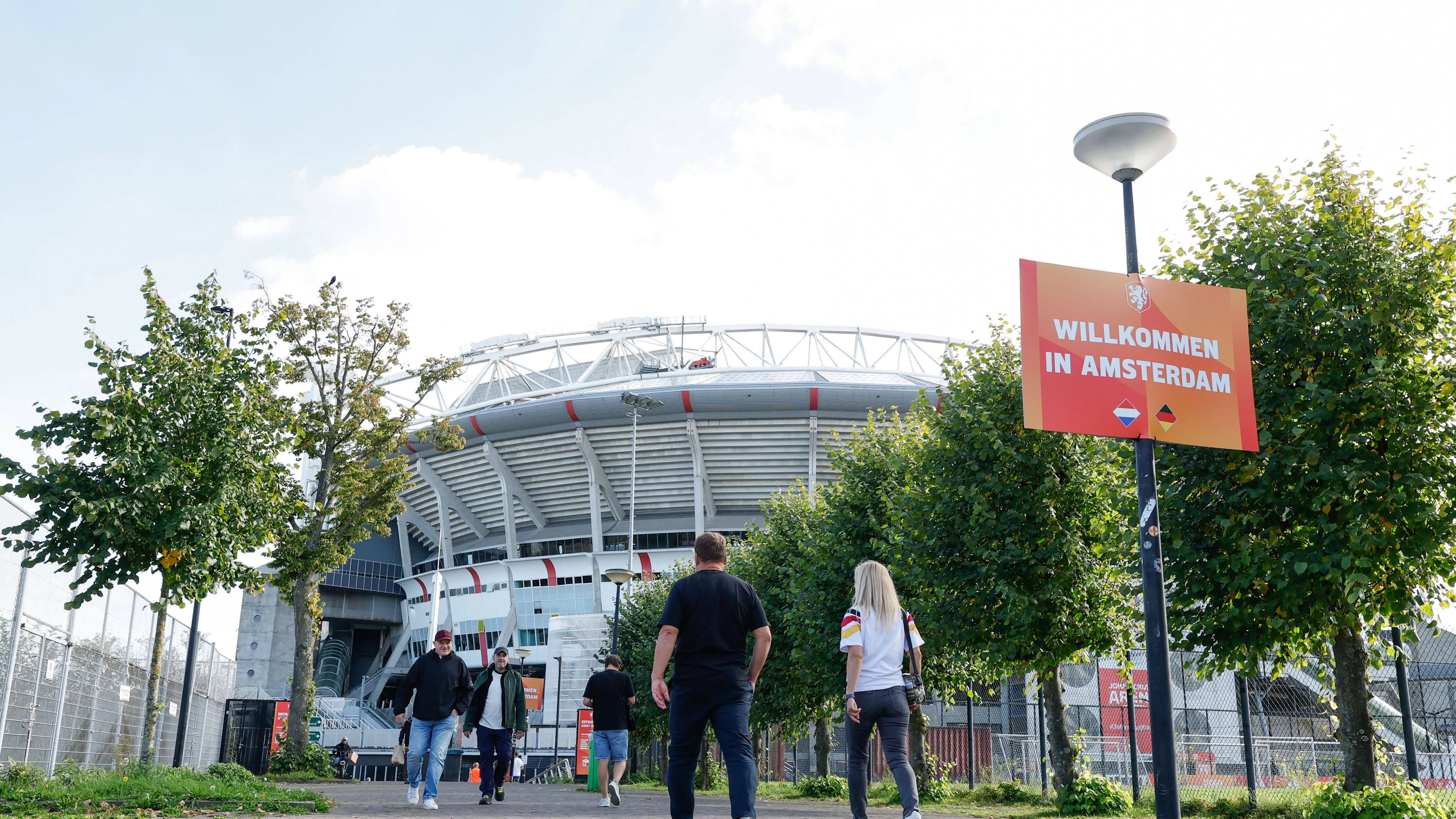 UEFA, Hollanda Milli Takımı’nın maçının başlamasına kısa süre kala devreye girdi ve maç formasını yasakladı