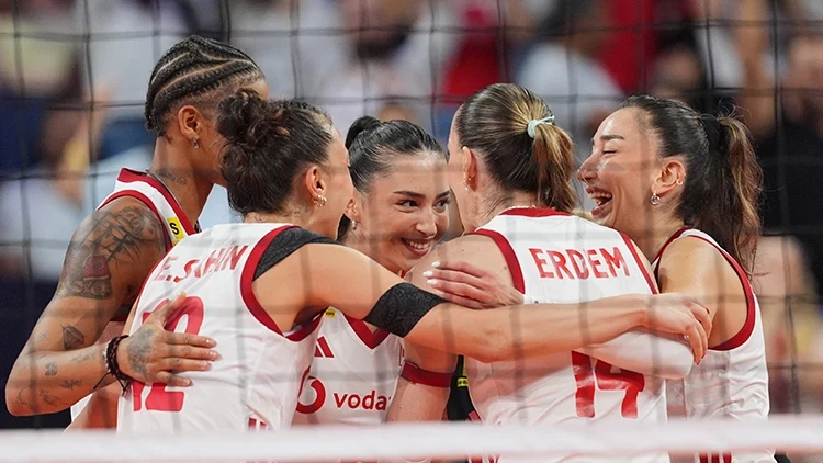 Filenin Sultanları, Avrupa Şampiyonası'nda finale yükseldi! Türkiye 3-0 Sırbistan (Voleybol maçı)