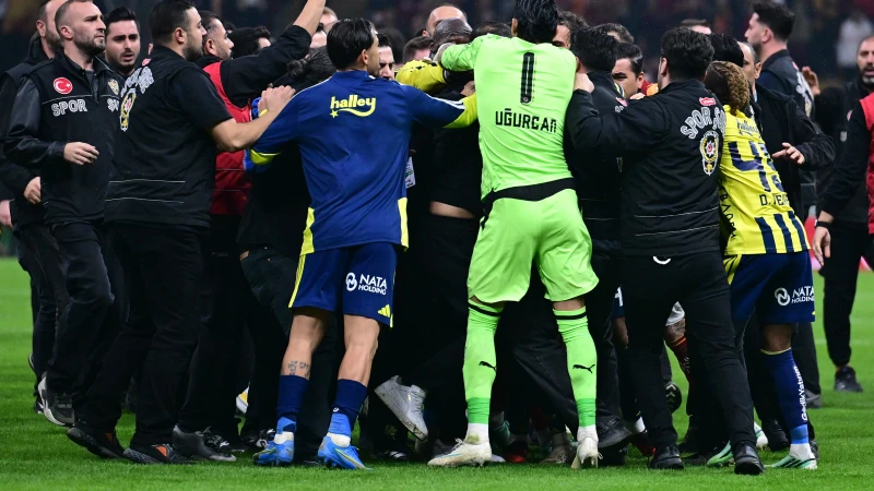Derbide kırmızı kart gören futbolcular belli oldu