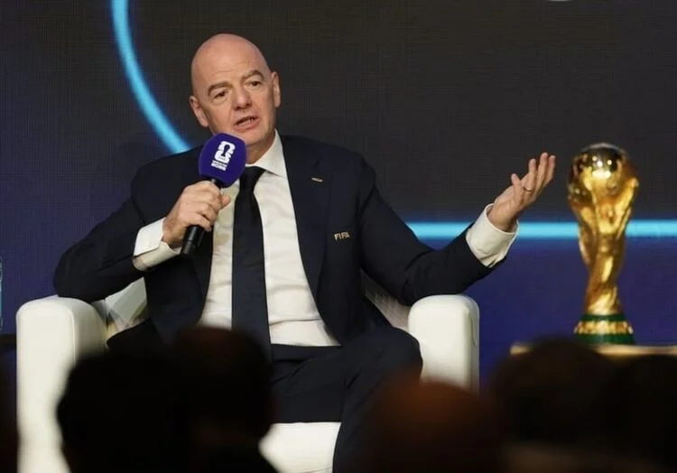 FIFA, milyarlarca dolar gelir elde etmek için Dünya Kupası'ndaki hissesini satmayı planlıyor ve bu durum UEFA'yı kızdırdı.