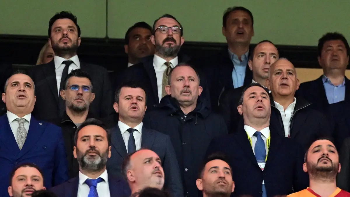 Sergen Yalçın, Galatasaray-Fenerbahçe derbisini tribünden izledi