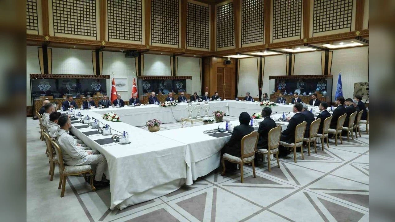 Süper Lig'e çıkan takımlar Cumhurbaşkanlığı Külliyesi'nde: Erdoğan'dan kabul