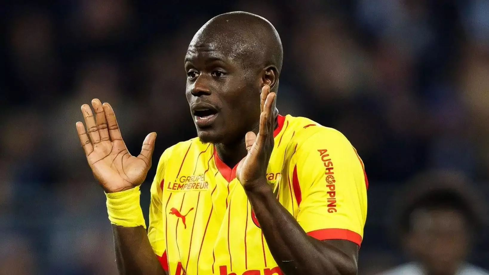Fenerbahçe ile anılan Malang Sarr’a saldırı! Tokatlandı