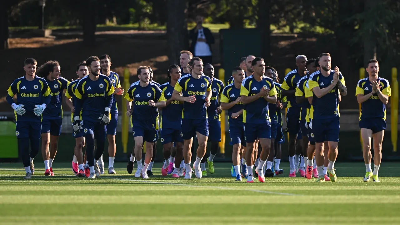 Fenerbahçe, Sturm Graz hazırlıklarını tamamladı! Taraftarlardan antrenmanda destek