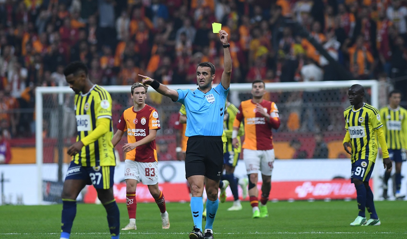 Galatasaray-Fenerbahçe derbisinin tartışmalı pozisyonlarını Trio yorumladı: Batrakov'un pozisyonu penaltı mıydı?