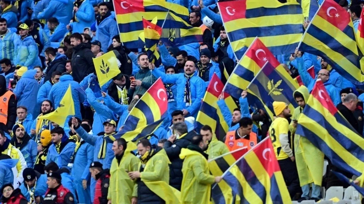 Fenerbahçe'den taraftarına bere ve yağmurluk