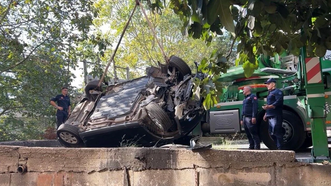 Beşiktaş'ta Park Halindeki Araç Bahçeye Uçtu, Sürücü Yaralandı