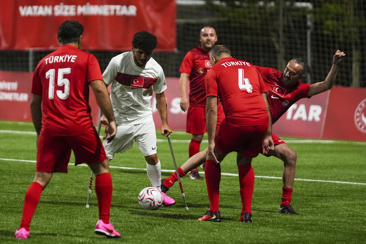 Gaziler Günü için Riva'da futbol maçı oynandı