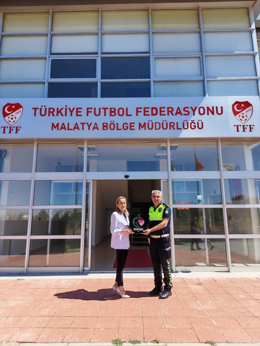 Malatya’da statta maç izleyen çocuğa çorabını veren polise Fair Play Ödülü