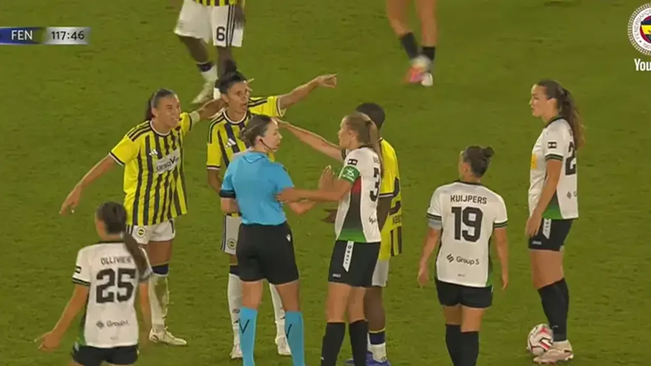 Fenerbahçe’nin Şampiyonlar Ligi maçında inanılmaz hakem hatası! Bitiş düdüğünü erken çaldı, maç yeniden başladı