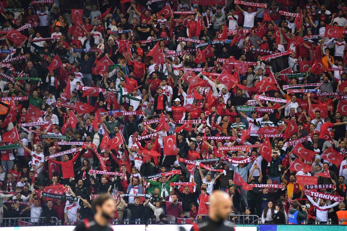 Kocaeli'de Fransa-Türkiye UEFA Uluslar A Ligi mücadelesi taraftar coşkusuyla başladı