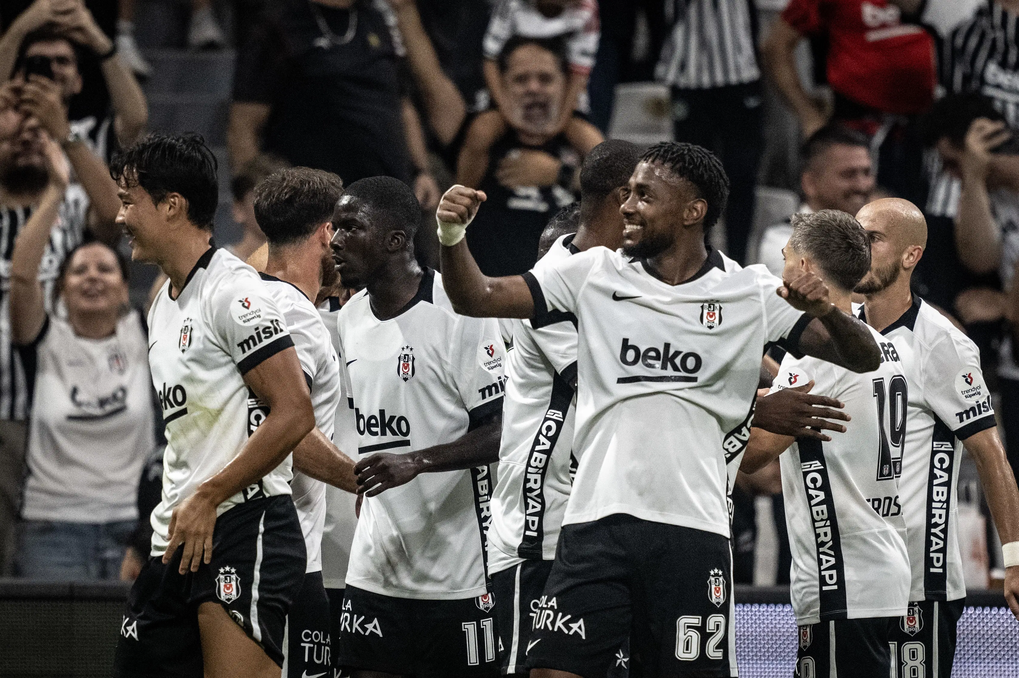 Erzurumspor'u 3 golle geçen Beşiktaş maç fazlasıyla lider