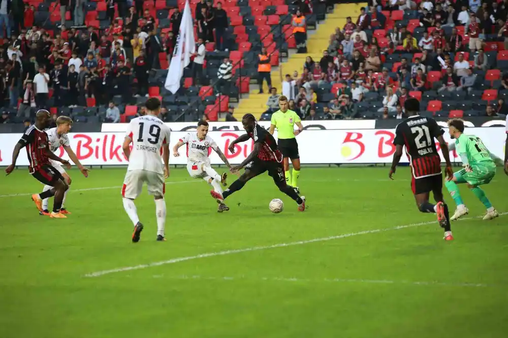Trendyol Süper Lig'de Çorum Futbol Kulübü Gaziantep FK'yı 3-0 Mağlup Etti
