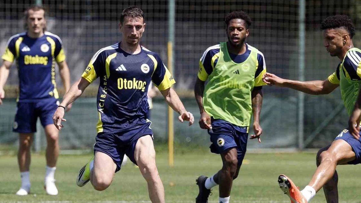 Fenerbahçe’de ikinci ayrılık kesinleşti: Yıldız futbolcu ülkesine dönüyor