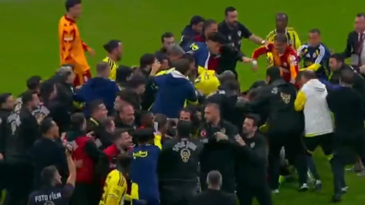 Derbide son düdük çaldı ve bir anda ortalık karıştı: Galatasaray 2-1 Fenerbahçe