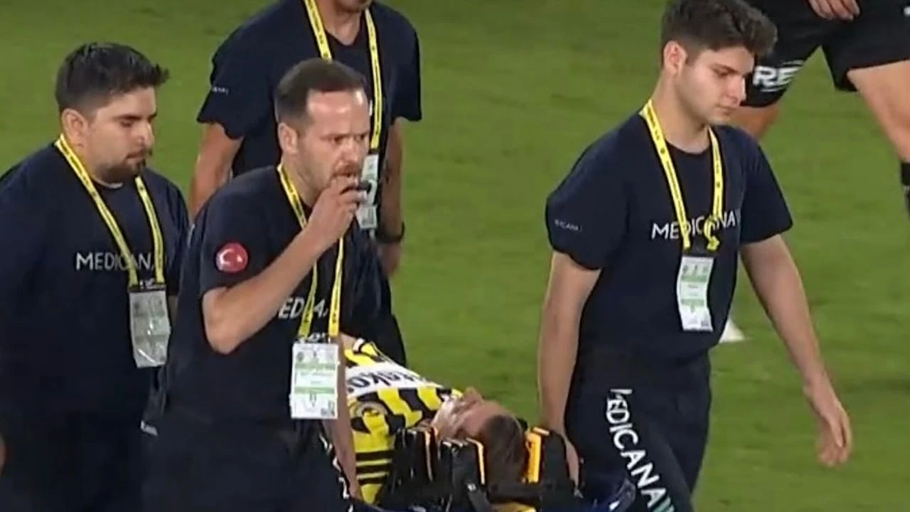 Fenerbahçe’de Kerem Aktürkoğlu şoku! Sedyeyle çıktı, ilk sağlık bilgisi geldi