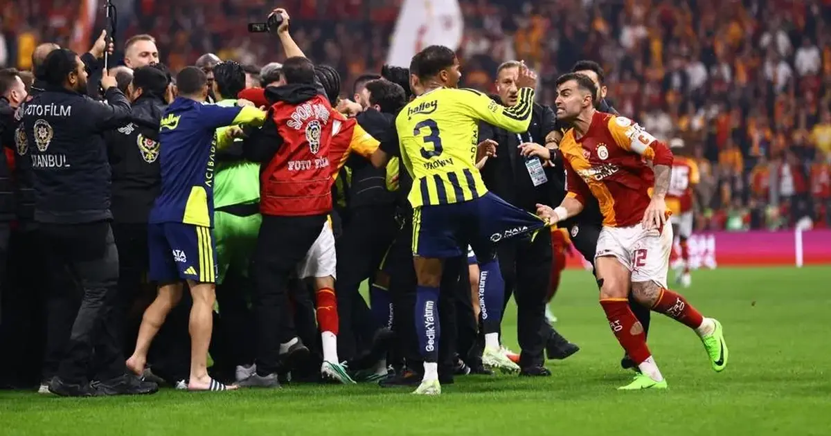 Galatasaray-Fenerbahçe derbisinin ardından saha karıştı! Kerem Aktürkoğlu ve Sallai birbirine girdi