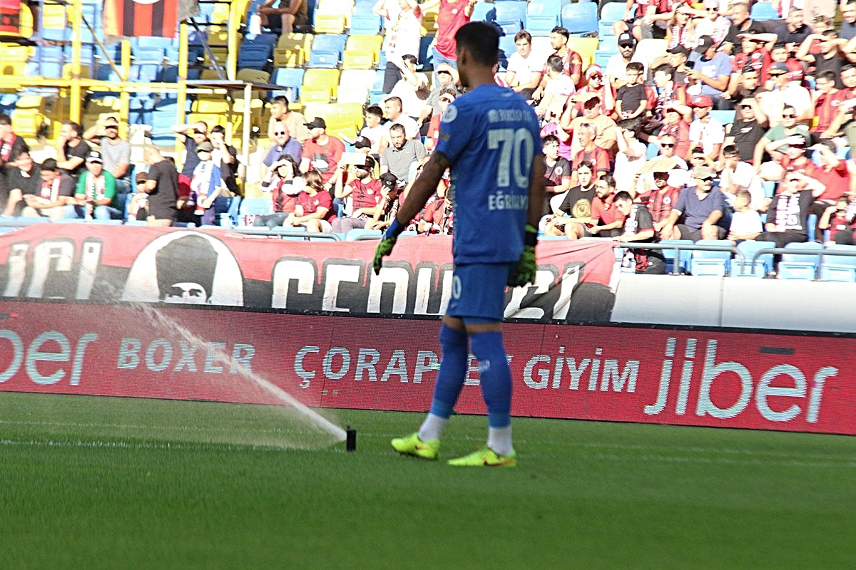 Süper Lig'de ilginç anlar! Maç oynanırken kimse ne olduğunu anlayamadı