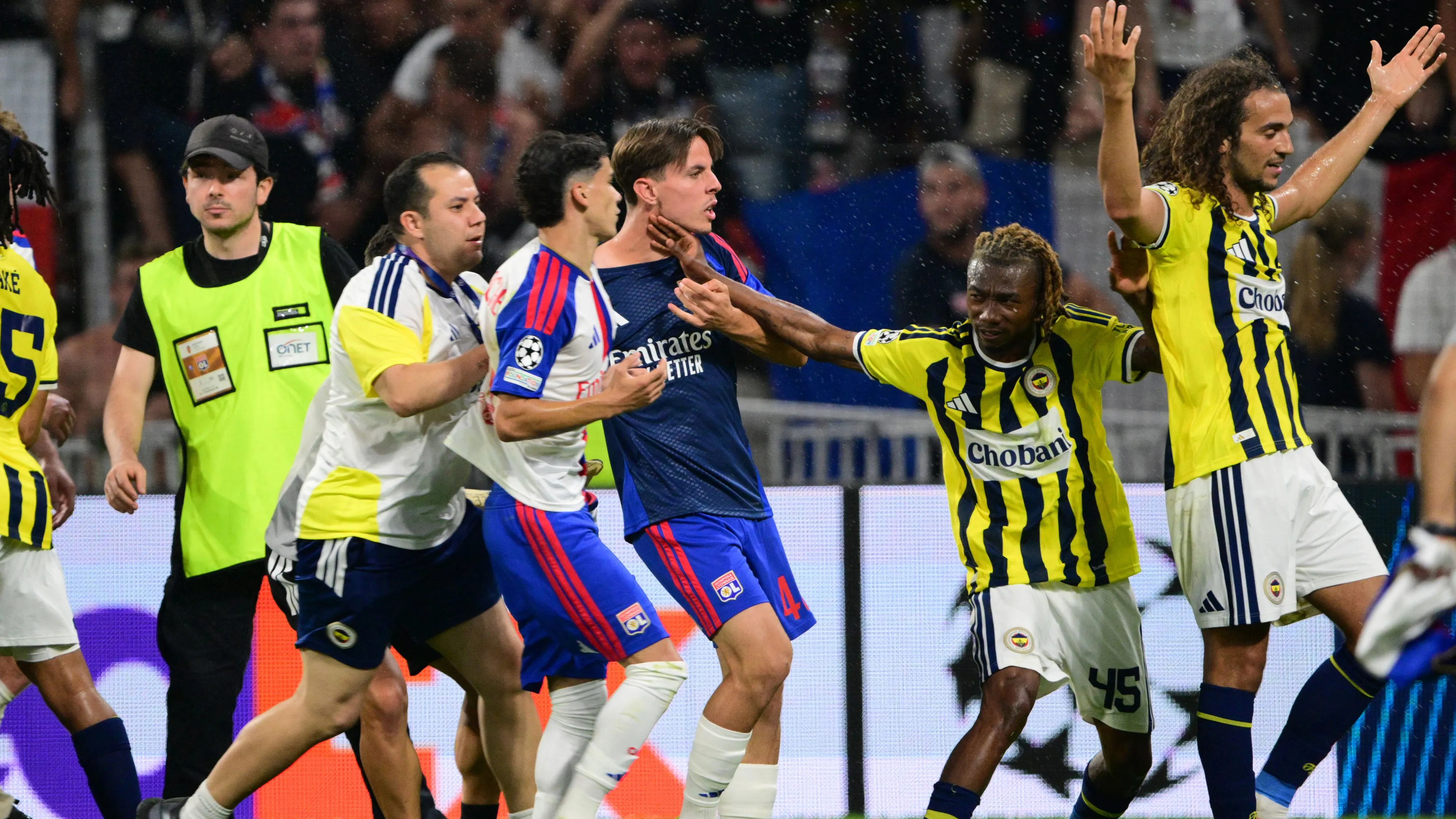 'Sadece şakalaşma mı?' - Matteo Guendouzi ve Mason Greenwood, Fenerbahçe'nin Lyon'a karşı oynadığı Şampiyonlar Ligi play-off maçındaki büyük…