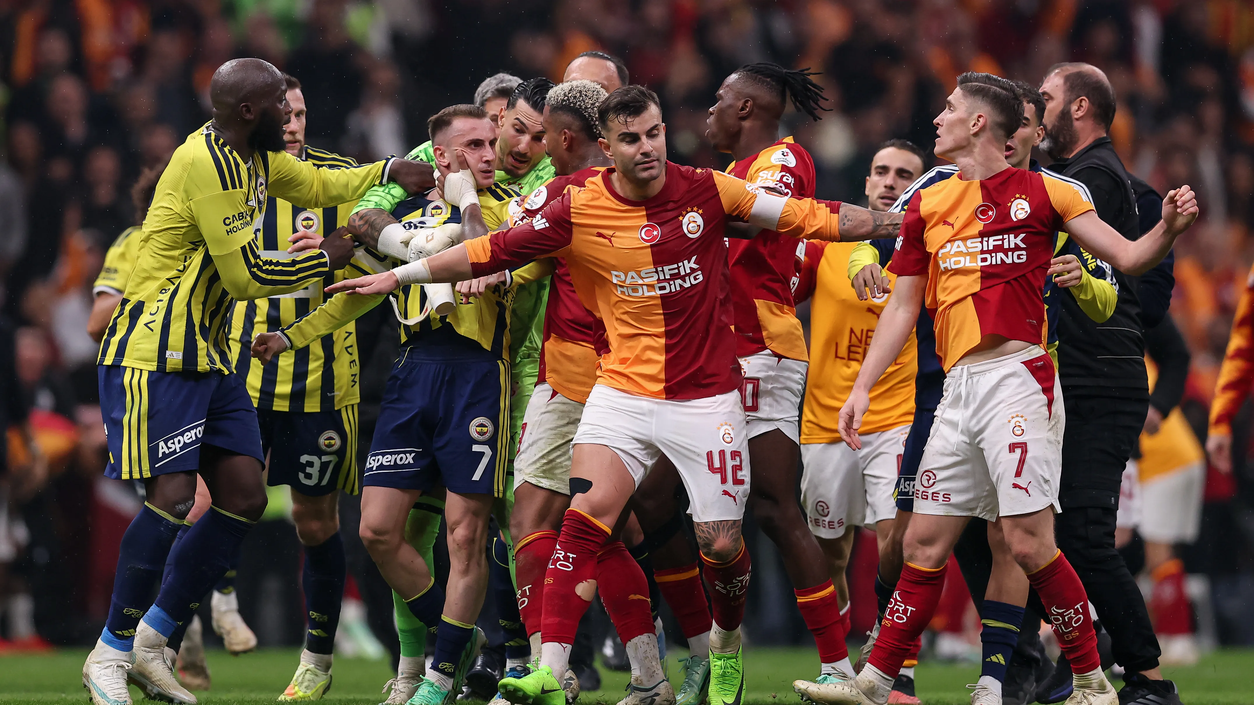 Toplu kavga! Galatasaray-Fenerbahçe derbisi bitiş düdüğünün ardından tamamen kontrolden çıktı