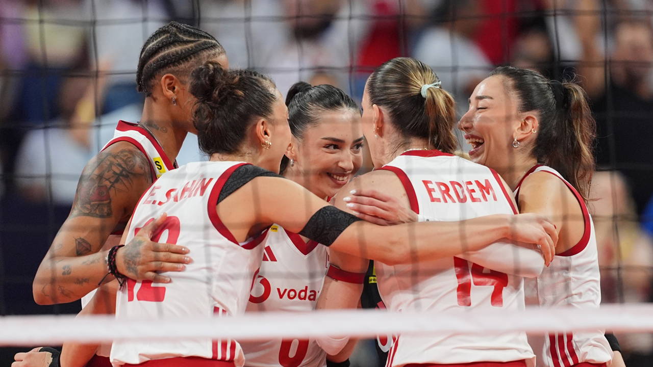 Şampiyon Filenin Sultanları’na Tebrik: ‘Muhteşem takımın yol arkadaşıyız’
