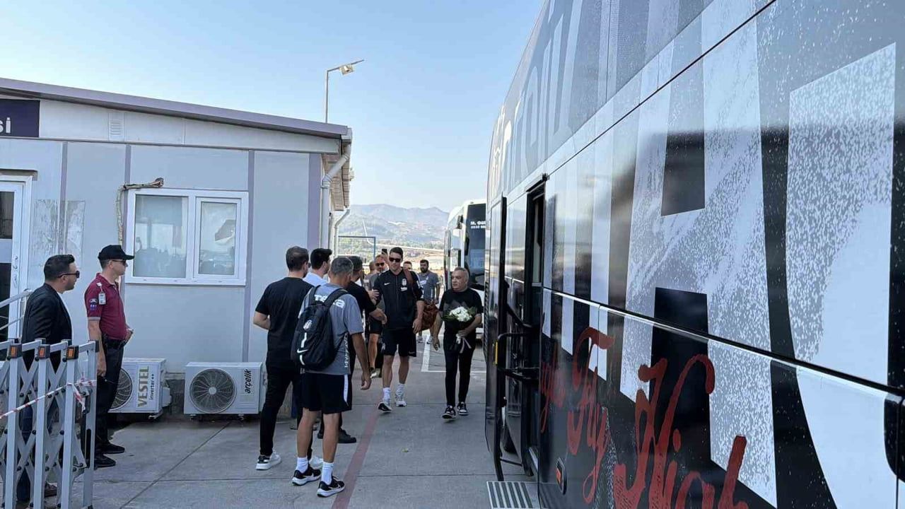 Gazipaşa'da coşku: Beşiktaş kafilesi taraftar seliyle karşılandı
