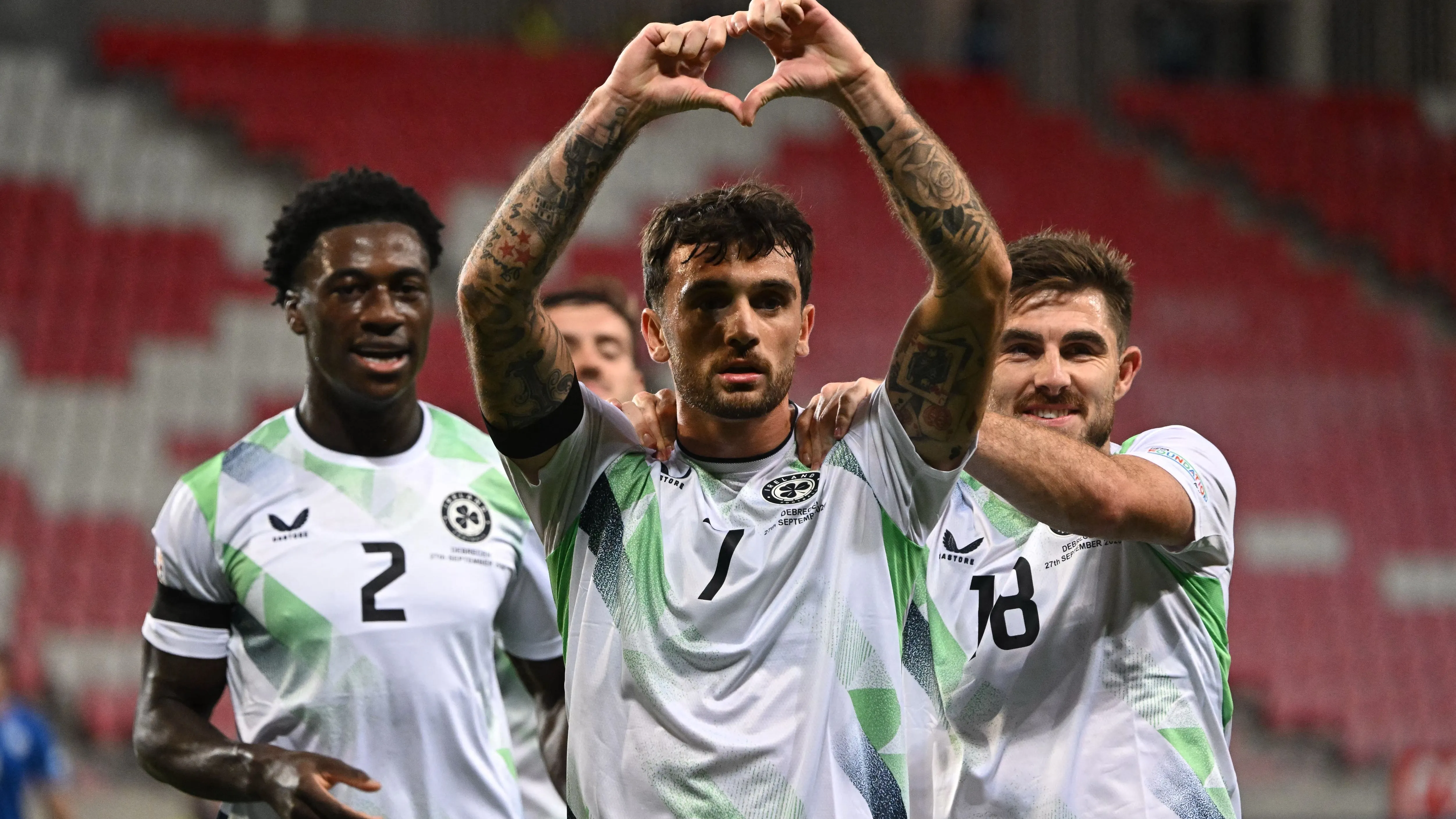 İrlanda Cumhuriyeti, İsrail karşısında UEFA Uluslar Ligi'nde aldığı rahat galibiyette tokalaşmayı pas geçti ve siyah pazubant taktı