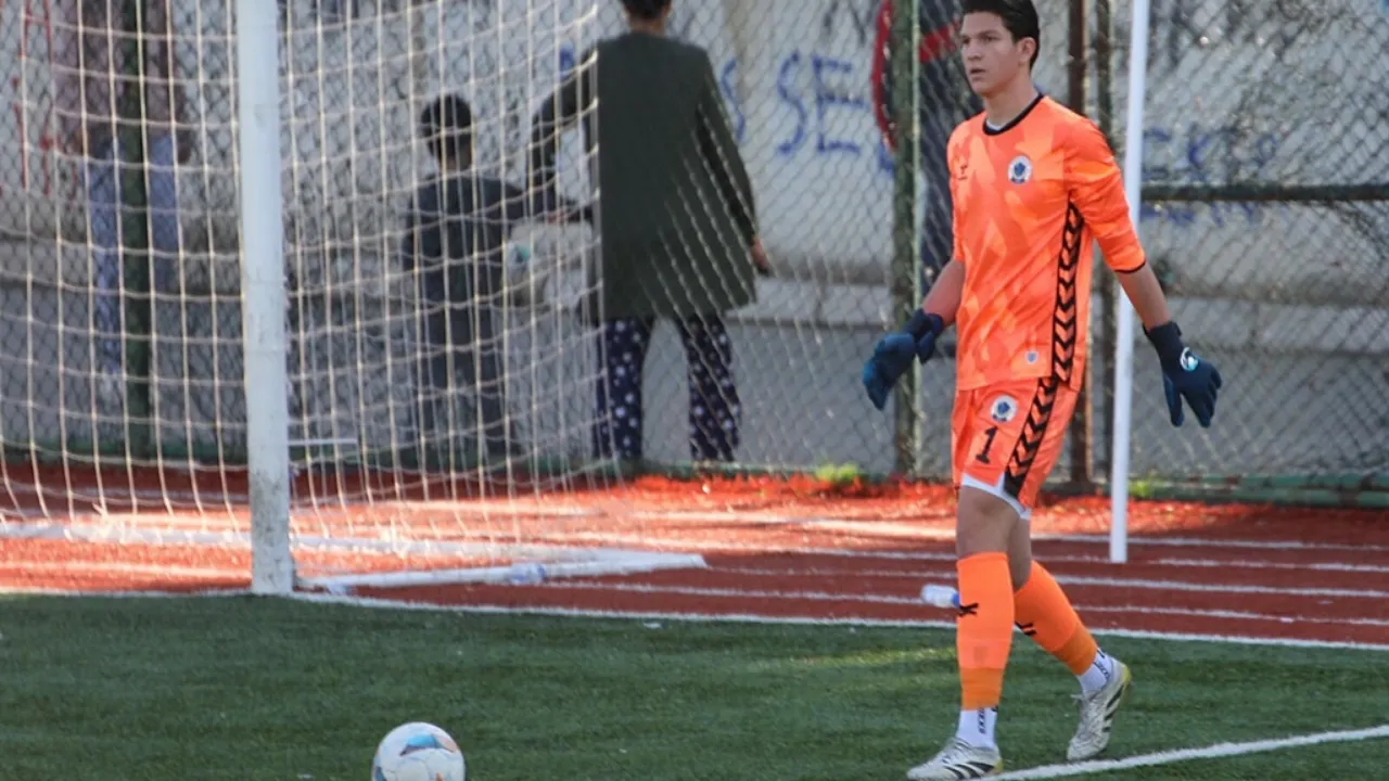 Menemen FK geleceğine yatırım yaptı! 17 yaşındaki kaleci profesyonel oldu