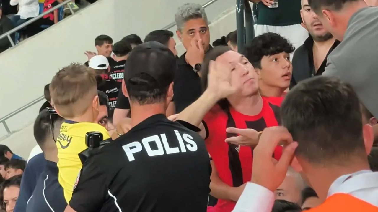 Fenerbahçe formasını zorla çıkarmaya çalışan kişinin cezası belli oldu