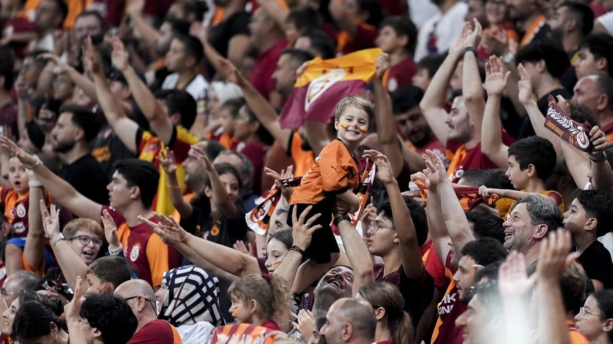Galatasaray taraftarından yönetime transfer protestosu