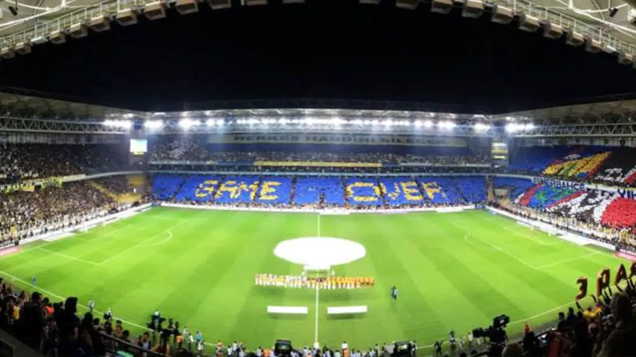 Fenerbahçe Divanında Sert Sözler! Mosturoğlu'ndan MHK ve UEFA Açıklaması