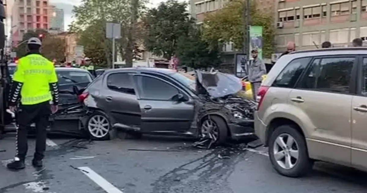 İstanbul Beşiktaş'ta zincirleme trafik kazasında 2 kişi yaralandı