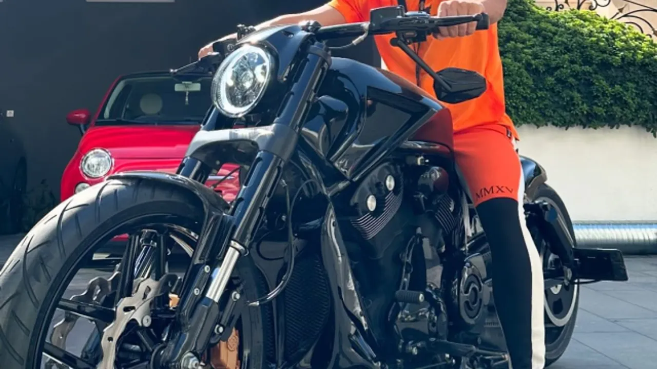 Mesut Özil Motosikletini Satışa Çıkardı