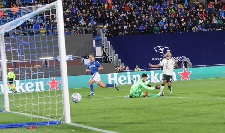 Nico Paz parladı, Como Şampiyonlar Ligi'nde Manchester United'ı mağlup etti.