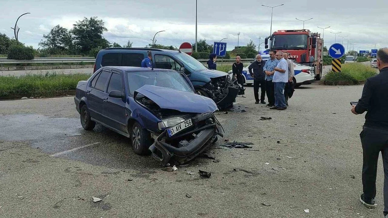 Trabzon İstikametinde İki Araç Çarpıştı - Trabzon Haber | Son Dakika Trabzonspor Gelişmeleri ve Yerel Haberler