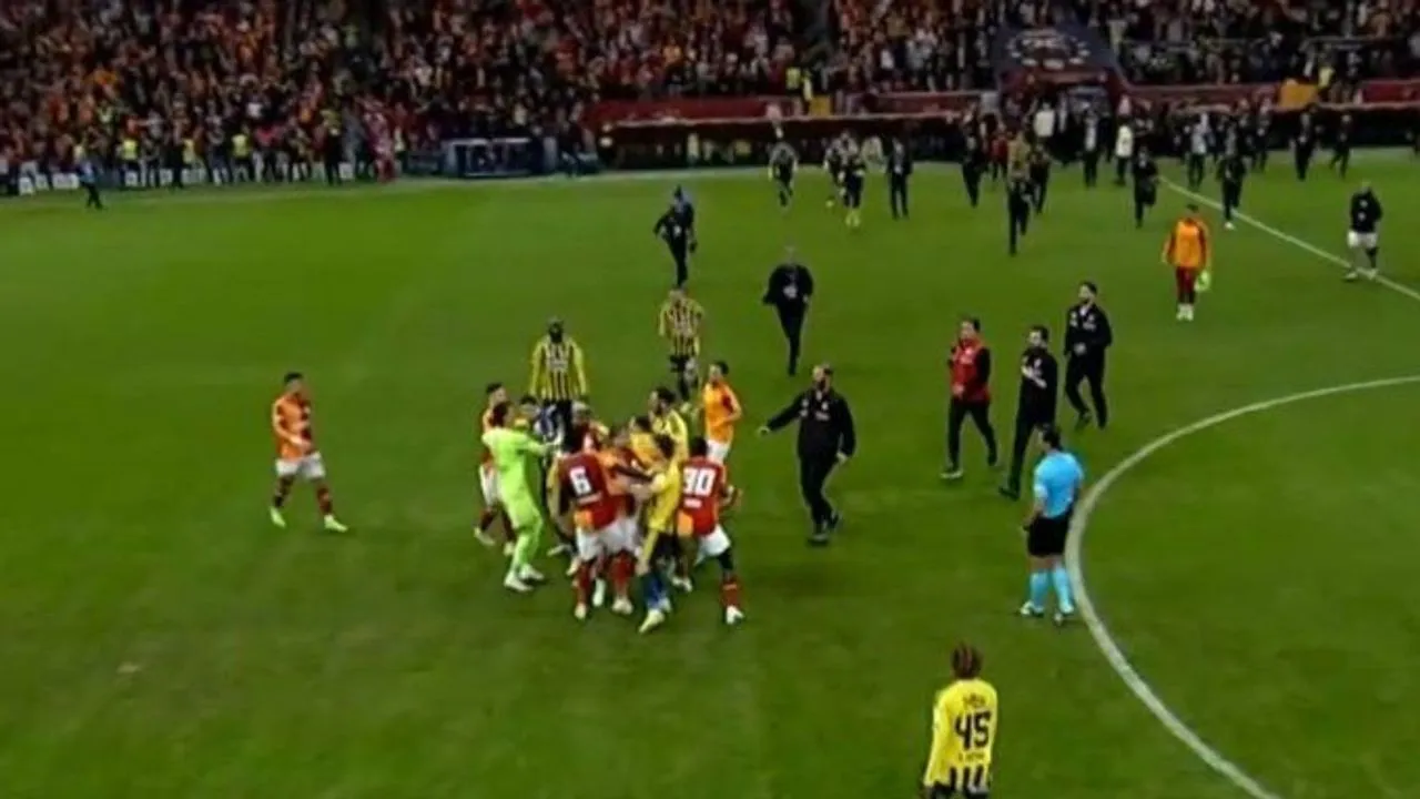 Galatasaray-Fenerbahçe derbisinde son düdükle birlikte kavga çıktı