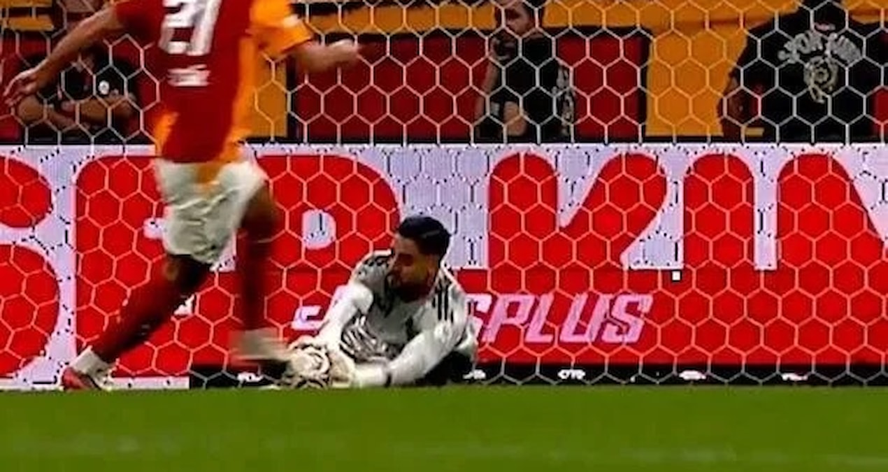 Galatasaray'ın golü VAR'dan döndü! Okan Buruk büyük tepki gösterdi