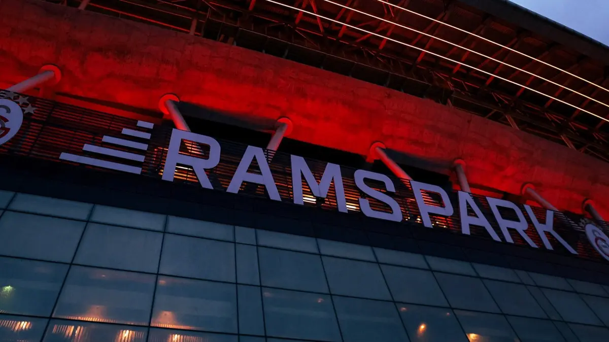 Galatasaray, Fenerbahçe derbisi öncesi stadyuma ulaştı
