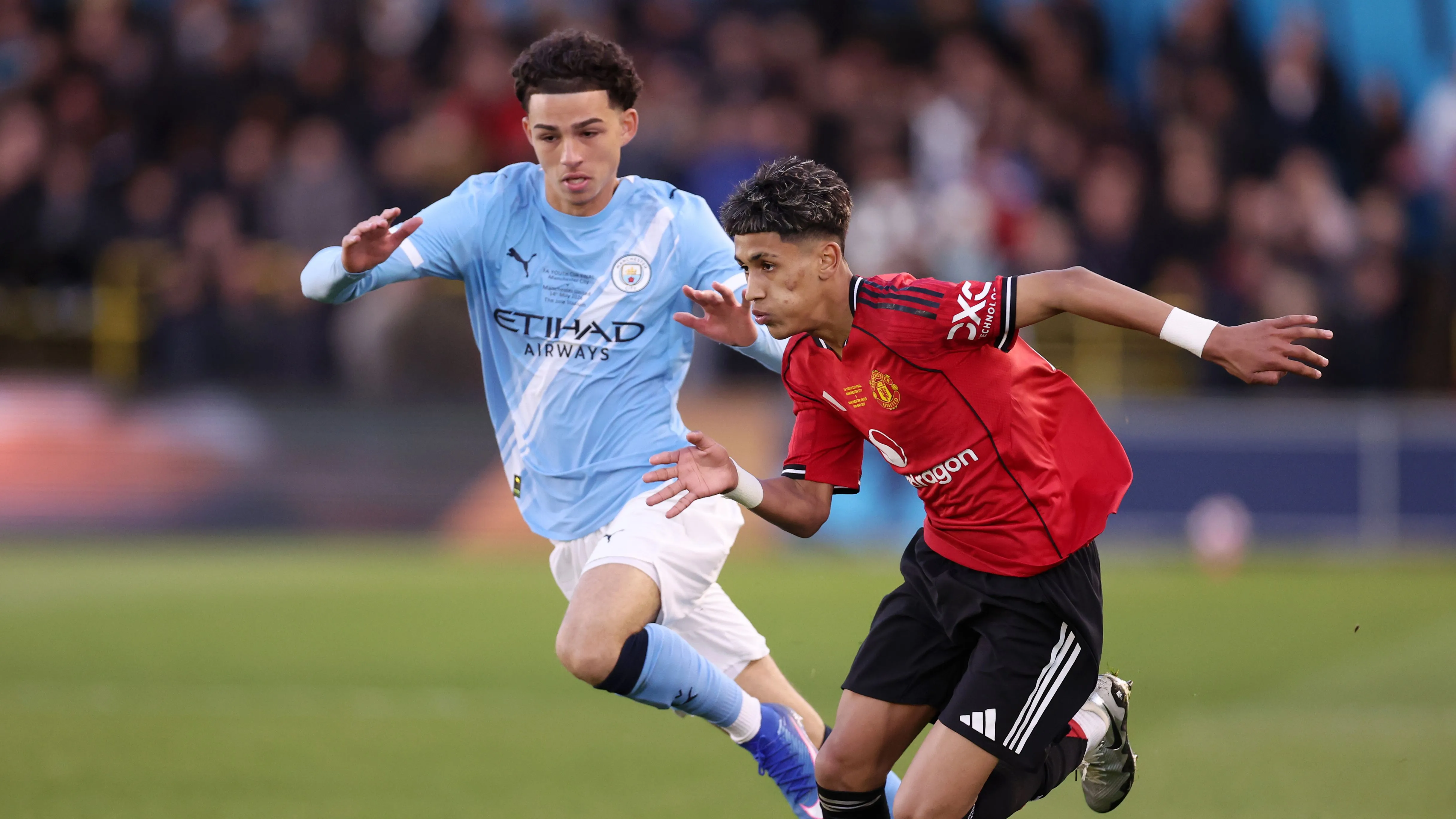 Manchester United'ın genç yeteneği JJ Gabriel, UEFA Gençlik Ligi'nde attığı inanılmaz hat-trickle tarihe geçti