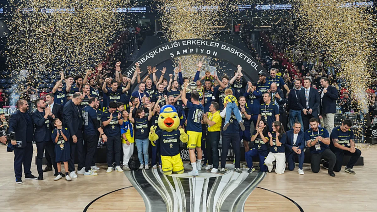 Fenerbahçe Tarfin, şampiyonluk kupasını aldı