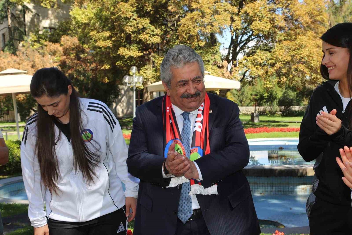 MHP'li Feti Yıldız, Kadın Futbol Süper Ligi ekibi Yüksekova Spor'a başarı diledi