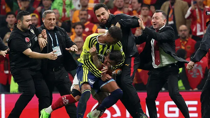 Galatasaray - Fenerbahçe derbisindeki kavganın faturası ağır olabilir! Gözler PFDK raporunda
