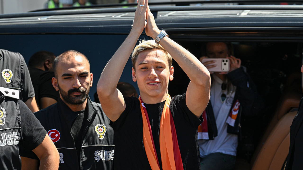 Galatasaray'da Aleksey Batrakov'un lisansı çıkarıldı