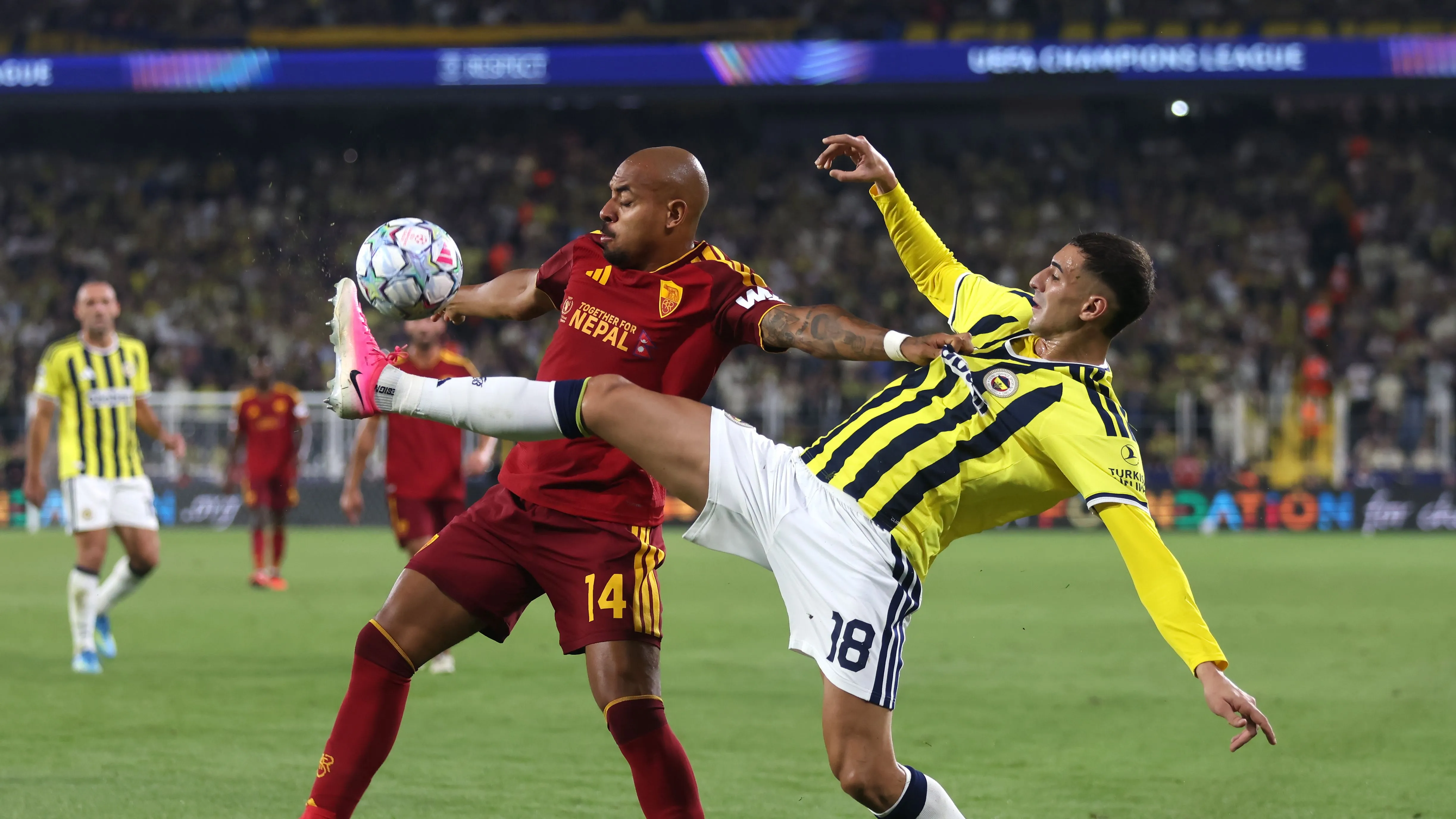Fenerbahçe ile AS Roma, keyifli geçen maçın ardından berabere kaldı; Donyell Malen bir kez daha önemli rol oynadı