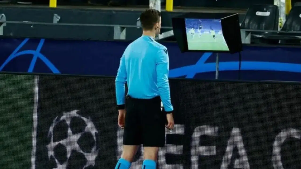 Hakemlerin tartışmalı kararları son buluyor: UEFA yeni kuralı tüm dünyaya duyurdu!