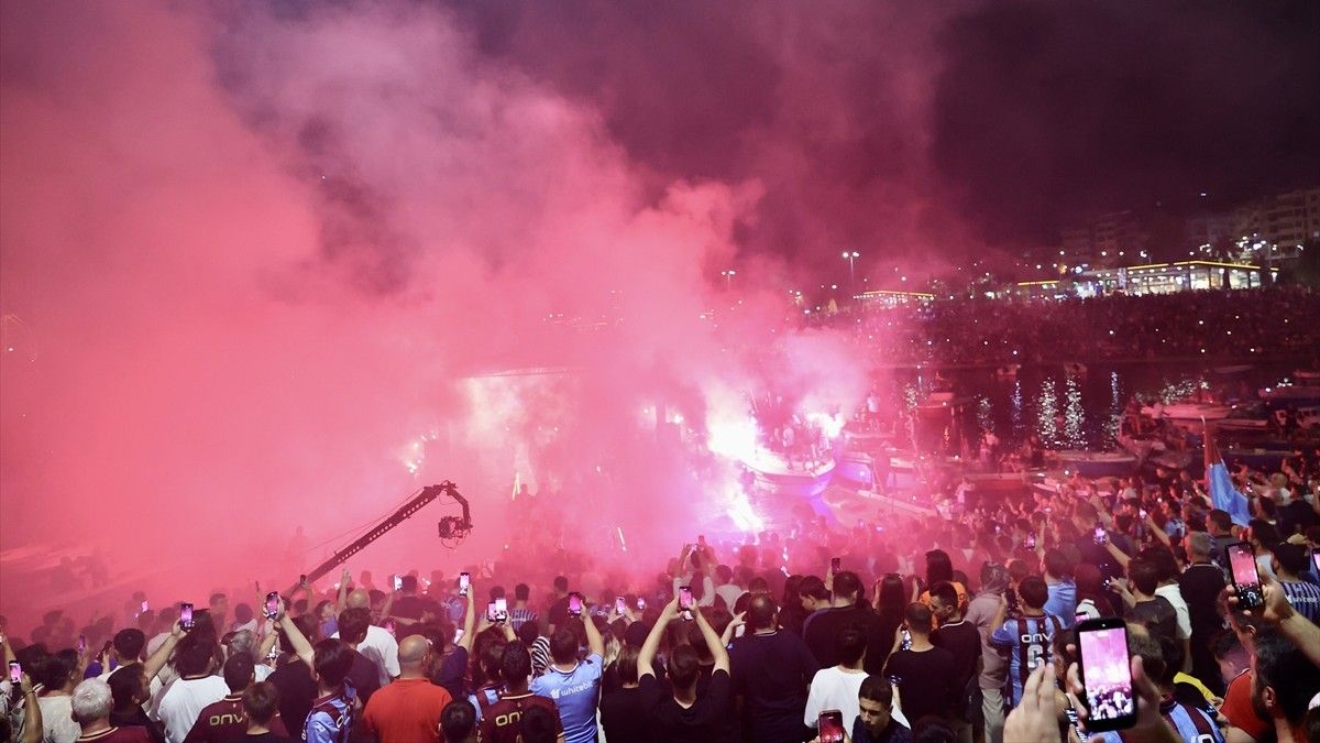Trabzonspor’un 59. yılına özel "Bordo-Mavi Fener Alayı" düzenlendi